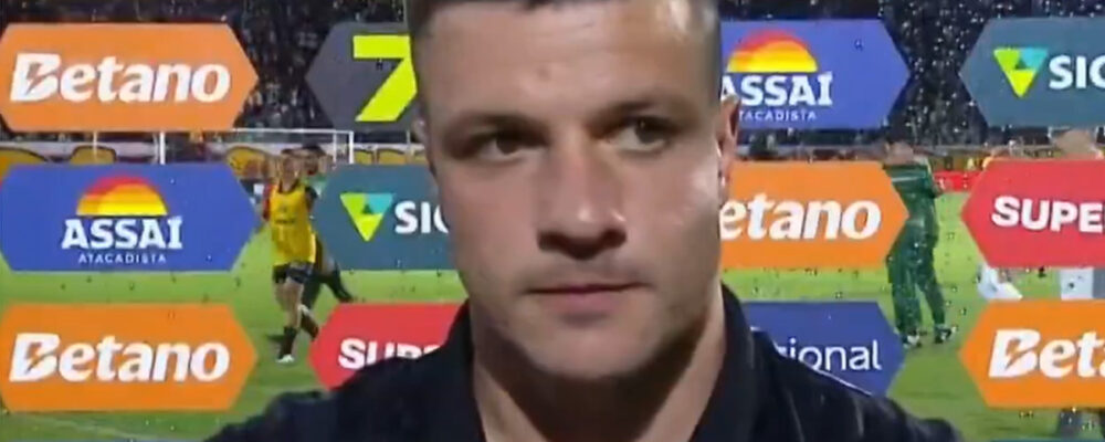 Artilheiro do Vitória se irrita com falhas do time: ‘Vontade de esculachar’