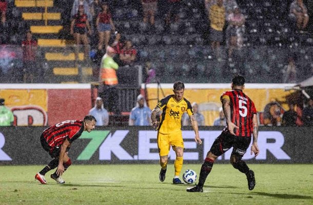 Vitória leva dois gols de Romarinho e empata com Sport