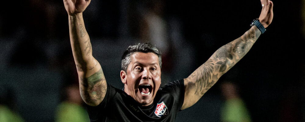 Técnico é expulso na Série A por chutar bola em comemoração de gol