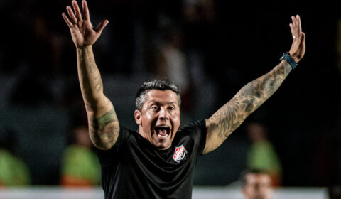 Técnico é expulso na Série A por chutar bola em comemoração de gol