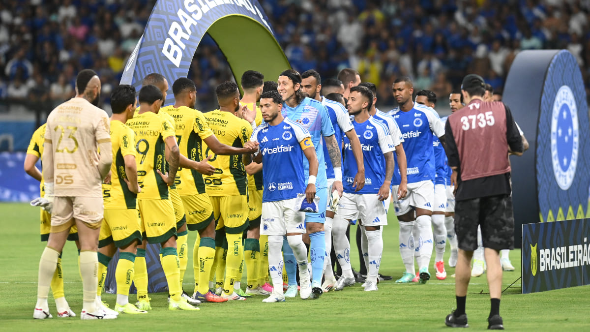 Jogadores de Cruzeiro e Mirassol se cumprimentando antes de confronto pela 1ª rodada do Brasileiro - (foto: Leandro Couri/EM/D.A Press) Jogadores de Cruzeiro e Mirassol se cumprimentando antes de confronto pela 1ª rodada do Brasileiro - (foto: Leandro Couri/EM/D.A Press)