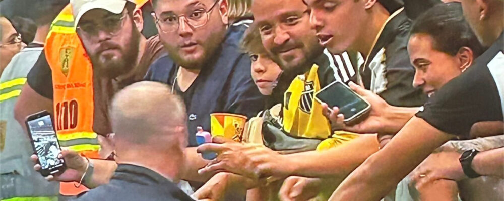 Mano é tietado por torcedores do Atlético após vitória do Grêmio