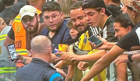 Mano é tietado por torcedores do Atlético após vitória do Grêmio