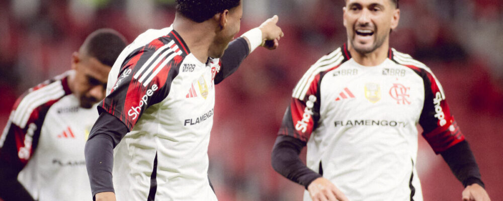 Flamengo atropela reservas do Inter e mantém liderança do Brasileiro