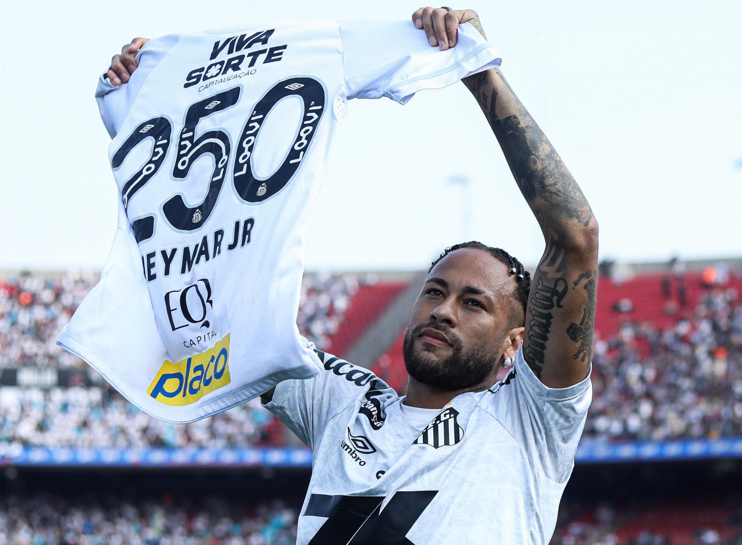 Neymar recebeu camisa pelos 250 jogos a serviço do Santos - (foto: Divulgação/Santos)