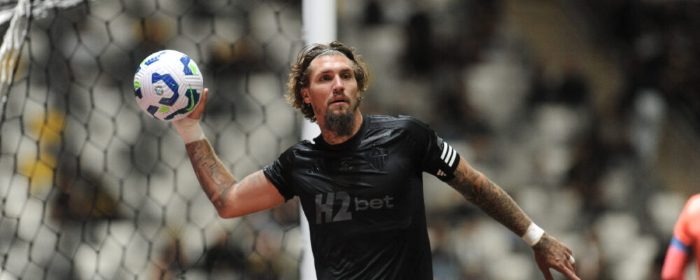 Lyanco muda visual novamente e faz símbolo do Atlético no cabelo