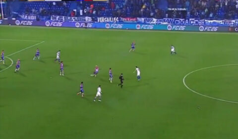 Deyverson erra passe e ‘cede’ gol ao Vélez contra o Fortaleza