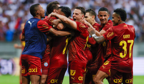 Ex-Cruzeiro brilha, Bahia vence e afunda o Santos no Brasileiro