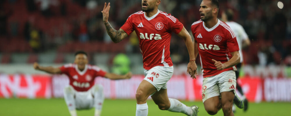 Internacional marca nos acréscimos, vence Vitória e deixa Z4 do Brasileiro