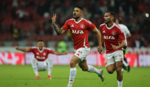 Internacional marca nos acréscimos, vence Vitória e deixa Z4 do Brasileiro