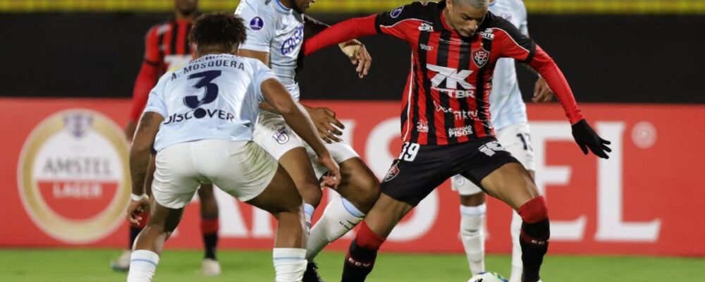 Goleiro do Vitória falha feio, e time é eliminado da Sul-Americana com um a mais