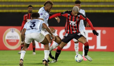 Goleiro do Vitória falha feio, e time é eliminado da Sul-Americana com um a mais