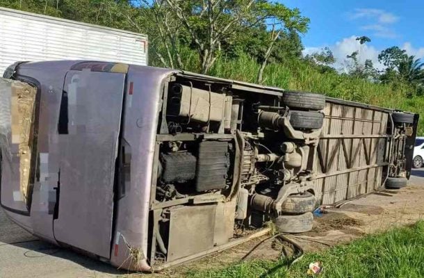 Ônibus com torcedores do Bahia tomba a caminho do Recife