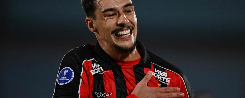 Vitória bate Cerro Largo e respira por classificação na Sul-Americana