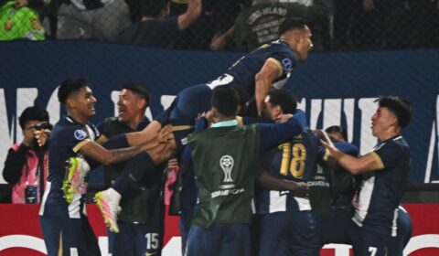 Grêmio sofre apagão e sai atrás do Alianza Lima nos playoffs da Sul-Americana