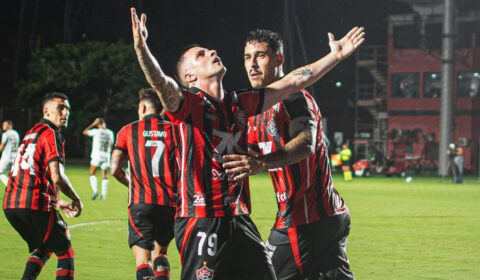 Ex-Cruzeiro brilha, Vitória vira sobre Vasco com um a menos e deixa Z4 do Brasileiro