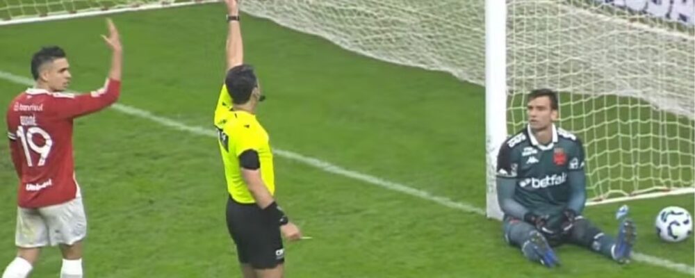 Chefe de arbitragem da CBF se posiciona sobre expulsão de goleiro do Vasco