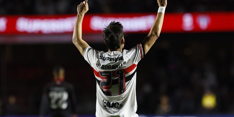 São Paulo supera Vitória e segue em alta no Brasileiro