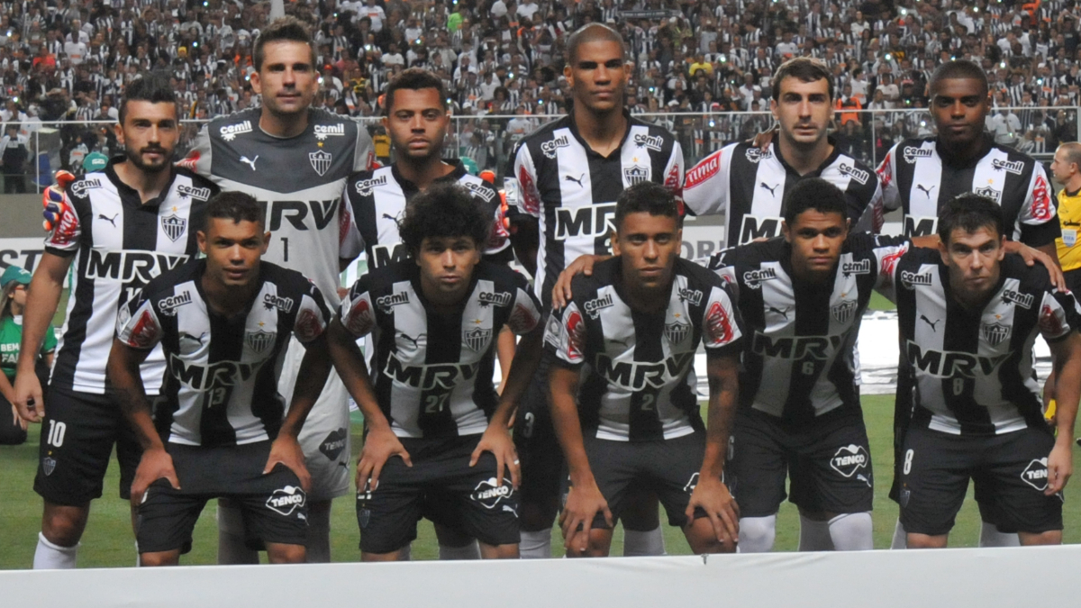Atlético em 2015 com Dátolo, Victor, Rafael Carioca, Leonardo Silva, Lucas Prattos, Jemerson em pé; agachados : Carlos, Luan, Marcos Rocha, Douglas Santos, Leandro Donizete - (foto: Rodrigo Clemente/EM/D.A Press - 9 de abril de 2015)