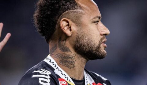 Neymar faz trabalhos físicos na academia em dia de folga no Santos