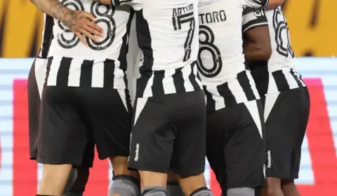 Botafogo vence Bragantino e larga na frente na Copa do Brasil
