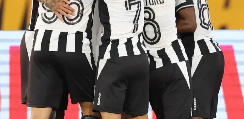 Botafogo vence Bragantino e larga na frente na Copa do Brasil