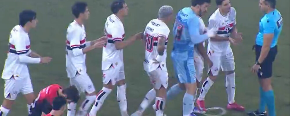 São Paulo: goleiro Rafael leva cartão vermelho aos 3 minutos de jogo