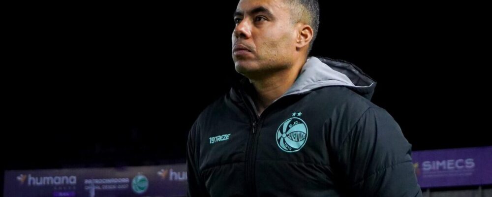 Em queda livre, time da Série A entra no Z4 e decide demitir técnico