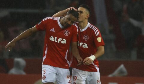 Inter vence de virada, elimina Bahia e vai às oitavas da Libertadores como líder