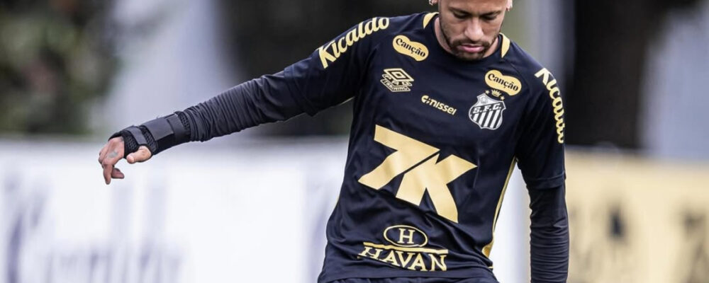 Vídeo: Neymar dribla três e faz golaço de cavadinha em treino do Santos