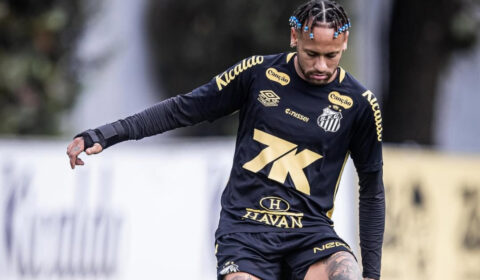 Vídeo: Neymar dribla três e faz golaço de cavadinha em treino do Santos