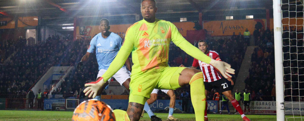 Palmeiras encaminha contratação do goleiro Carlos Miguel, de clube inglês