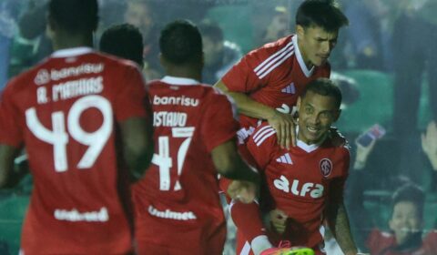 Internacional erra pênaltis, mas vence Maracanã e avança na Copa do Brasil