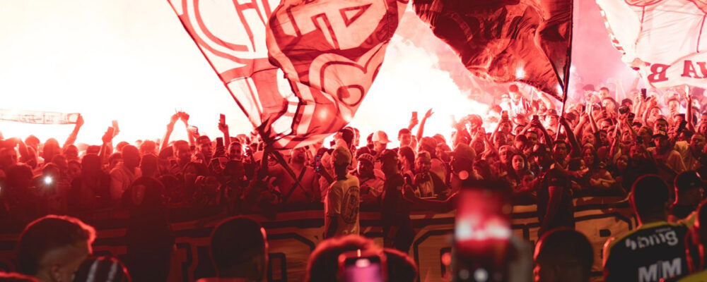 Torcedores do Atlético apoiam o time na Cidade do Galo antes de clássico