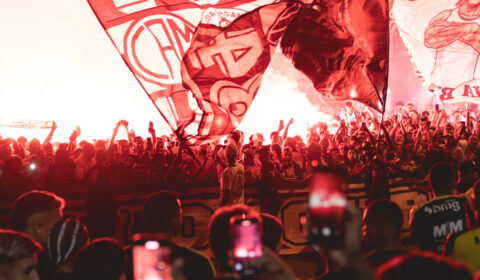 Torcedores do Atlético apoiam o time na Cidade do Galo antes de clássico
