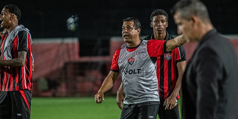 Ex-jogador do Cruzeiro assume comando interino do Vitória após demissão de Carille
