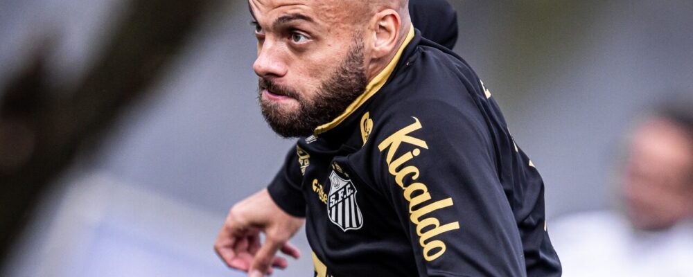 Artilheiro do ano reforça treino do Santos antes de jogo com Cruzeiro