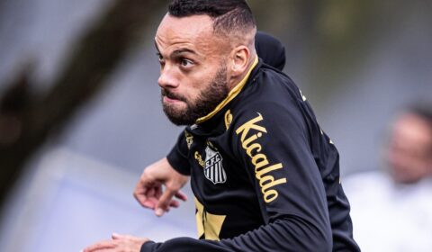 Artilheiro do ano reforça treino do Santos antes de jogo com Cruzeiro