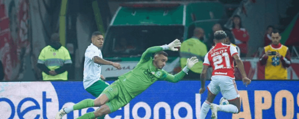 Ex-goleiro do Cruzeiro defende terceira cobrança de pênalti de Valencia em menos de um ano