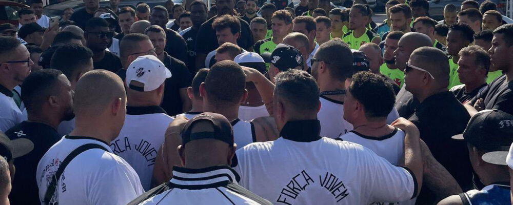 Torcedores invadem CT do Vasco e cobram Diniz, Pedrinho e elenco; vídeo