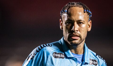 Neymar critica grama sintética e rechaça estádio: ‘Jogar em society’