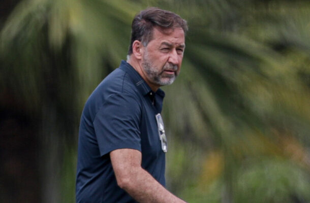 Ex-presidente de clube da Série A tem pneus de carro rasgados e sai pelos fundos em votação