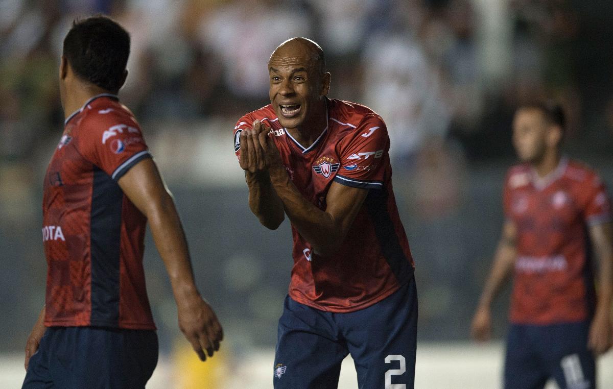 Alex Silva em ação pelo Jorge Wilstermann na Libertadores de 2018 - (foto: AFP / Mauro PIMENTEL) Alex Silva em ação pelo Jorge Wilstermann na Libertadores de 2018 - (foto: AFP / Mauro PIMENTEL)