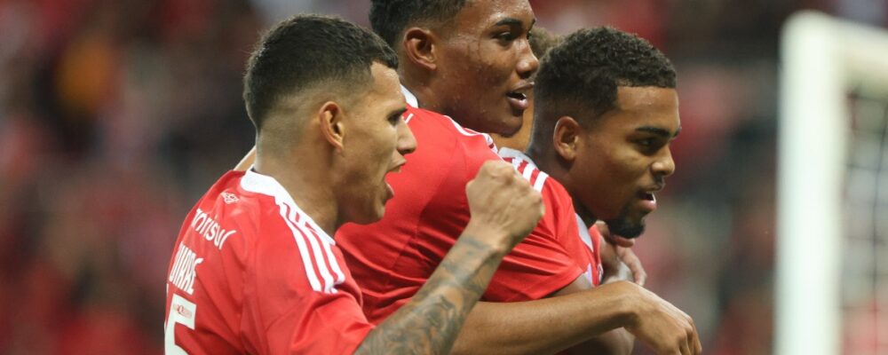 Internacional perde pênalti, mas marca no fim e vence Maracanã pela Copa do Brasil