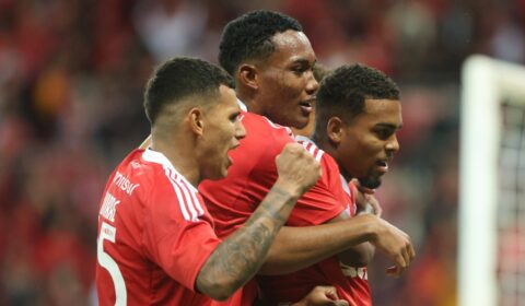 Internacional perde pênalti, mas marca no fim e vence Maracanã pela Copa do Brasil