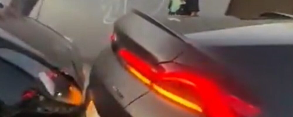 Deyverson e David Luiz se envolvem em batida de carro; veja vídeo