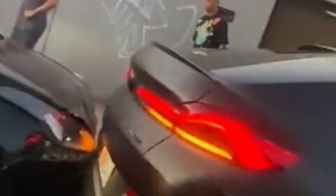 Deyverson e David Luiz se envolvem em batida de carro; veja vídeo