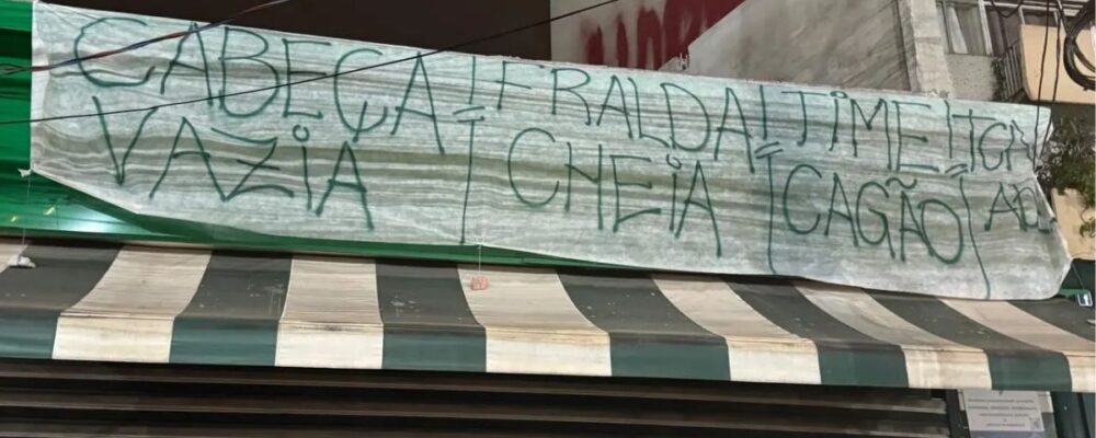 Torcida do Palmeiras protesta após eliminação para o Corinthians: ‘Fralda cheia’