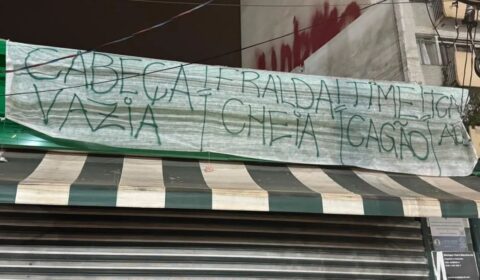 Torcida do Palmeiras protesta após eliminação para o Corinthians: ‘Fralda cheia’