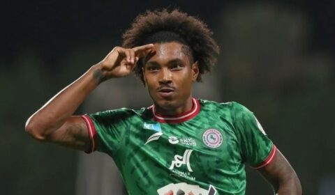 Ex-atacante do Flamengo, Vitinho assina com o Corinthians